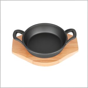 Cooking pans with lids and handles, available in sizes Ø 160 mm and Ø 180 mm, each sitting on a wooden base, perfect for serving medium to large portions