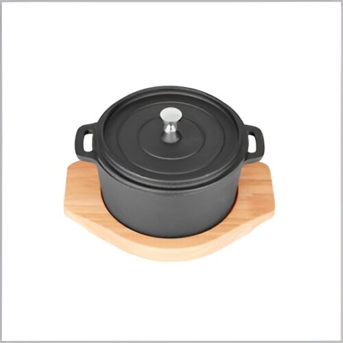 Compact cooking pan with a lid and handles, Ø 100 mm, sitting on a wooden base, perfect for serving individual portions